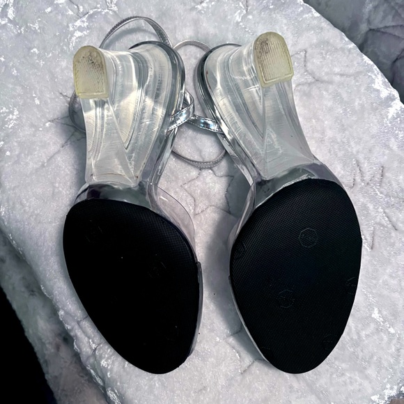 STUART WEITZMAN Y2K SILVER W/LUCITE WEDGE SANDALS SIZE 8.5 - Picture 4 of 12